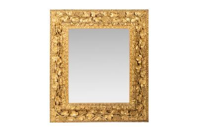 une image d'un miroir encadré d'or sur un mur blanc