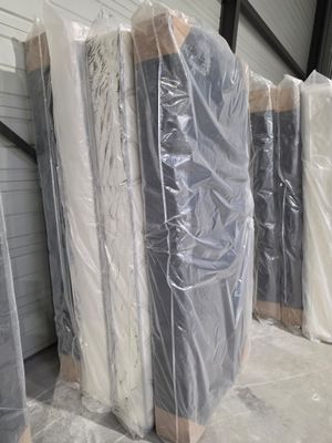 de nombreux matelas emballés dans du plastique dans un entrepôt