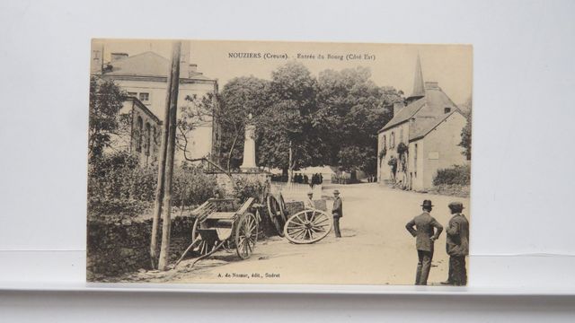 Nouziers : Entrée du Bourg (côté Est). Petit manque de papier au ...