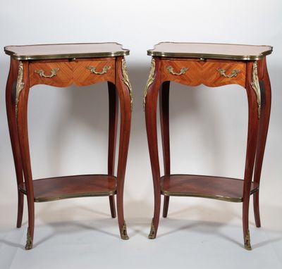 paire de tables de chevet françaises de style Louis XV