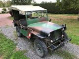 une jeep verte garée dans l'herbe