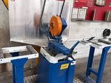 a picture of a machine that is sitting in a garage