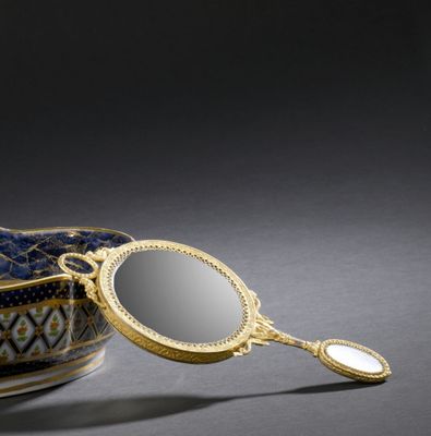 une image représentant un bol bleu et blanc orné d'un miroir