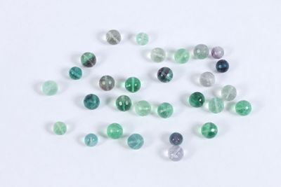 Lot de vingt-neuf perles de fluorite percées, dont deux lisses et les 