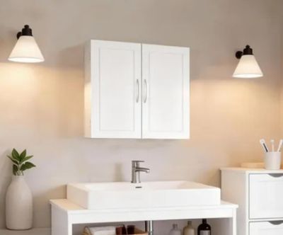 une salle de bains équipée d'un lavabo et d'un meuble de rangement
