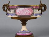 un grand vase orné d'un motif rose et blanc