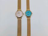 deux montres posées l'une à côté de l'autre sur une table
