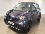 La Smart est garée dans le garage, tous phares allumés.