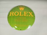 une photo d'une enseigne Rolex accrochée au mur