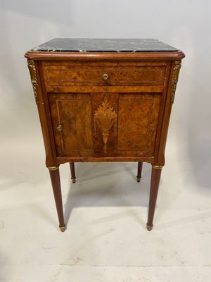 paire de tables de chevet anciennes en noyer avec plateau en marbre