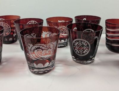 de nombreux verres alignés sur une table