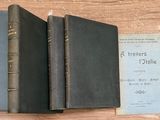 deux livres posés sur une table en bois
