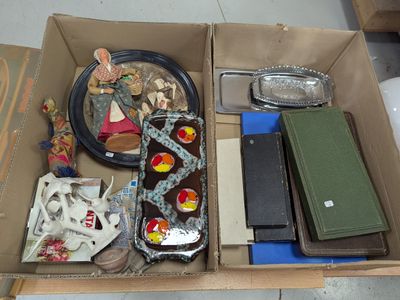 une boîte en carton remplie d'objets hétéroclites sur le sol