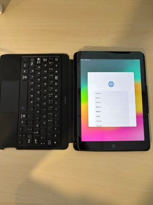 deux ordinateurs portables posés l'un à côté de l'autre sur une table