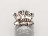 une bague en or blanc et diamants