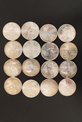 un grand nombre de pièces de monnaie qui se trouvent sur une surface noire