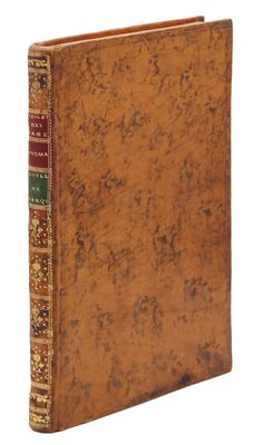 un vieux livre avec une couverture marron et une reliure verte