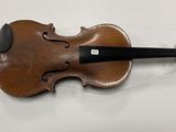 un vieux violon posé sur une surface blanche
