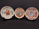 trois assiettes décoratives ornées de portraits d'hommes et de femmes