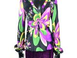 un mannequin portant un haut à fleurs violet et vert et un pantalon violet
