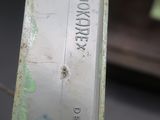 une personne tenant un petit objet métallique dans la main