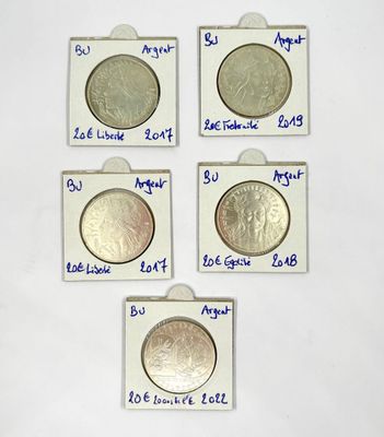 quatre types de pièces différents sont présentés sur une surface blanche