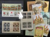 de nombreux types de timbres exposés dans une vitrine