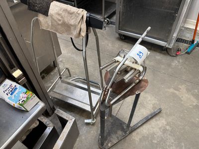 une machine sur laquelle est posée une bouteille de lait à l'arrière