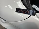 a sticker on the hood of a car that says vauto
