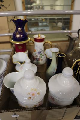 un plateau sur lequel sont disposées diverses tasses à thé et à café