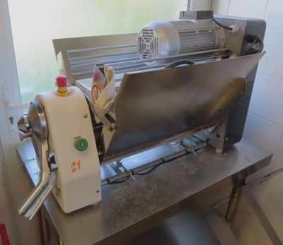 une machine posée sur une table dans une cuisine