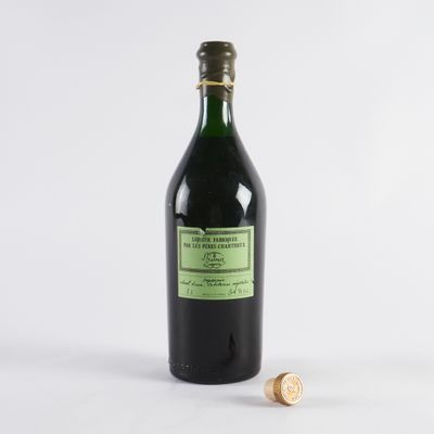une vieille bouteille de vin avec un bouchon en liège à côté