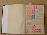 un livre ouvert avec des timbres, posé sur une table