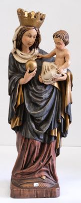 une statue de femme tenant un bébé dans ses bras
