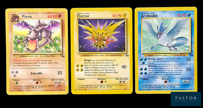 Trois cartes Pokémon différentes sont représentées en rangée sur un fond noir.