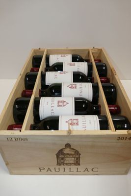 bouteilles de vin rouge dans un coffret en bois sur une table