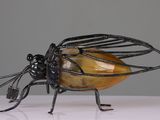 une sculpture représentant un insecte posé sur une table