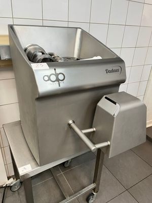 une machine qui se trouve au milieu d'une cuisine
