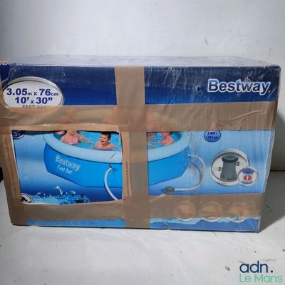 emballage d'une piscine gonflable contenant un bébé