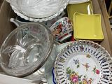 une boîte remplie d'assiettes et de bols de toutes sortes