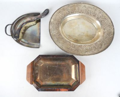 un plateau en argent et une assiette en argent posés sur une table blanche