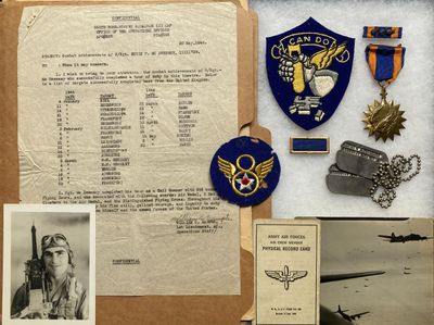 une photo d'une collection d'objets militaires exposés
