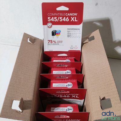 une boîte en carton contenant plusieurs cartouches d'encre