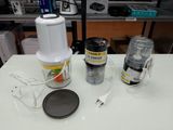 un mixeur posé sur une table à côté d'une canette de soda