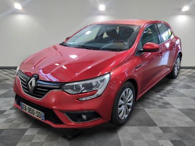une voiture rouge garée dans un garage au sol en damier