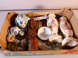 une boîte en carton remplie d'objets hétéroclites sur une table
