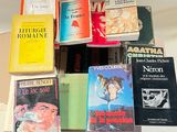 un grand nombre de livres posés sur une table