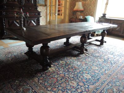 une image d'une salle à manger avec une grande table