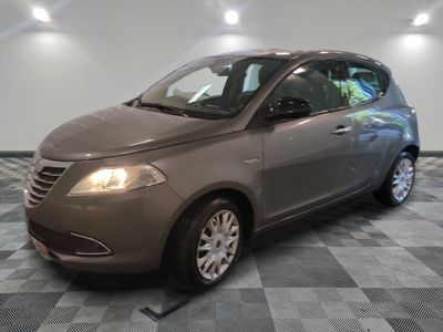 une photo d'une voiture exposée dans un showroom