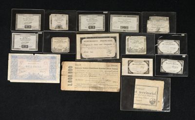 Plusieurs types différents de vieux billets de banque sont exposés sur un fond noir